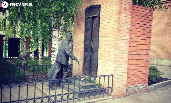 Памятник В.Э. Мейрхольду.