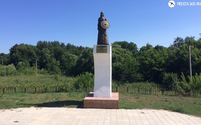 Село Наровчат. Памятник мокшанской княгине Нарчатке. фото